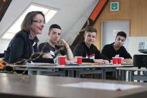Gabriele Trost (Redaktion Geschichte, SWR Baden-Baden) im Werkstattgespräch mit aufmerksamen Schülern des Seminarkurses